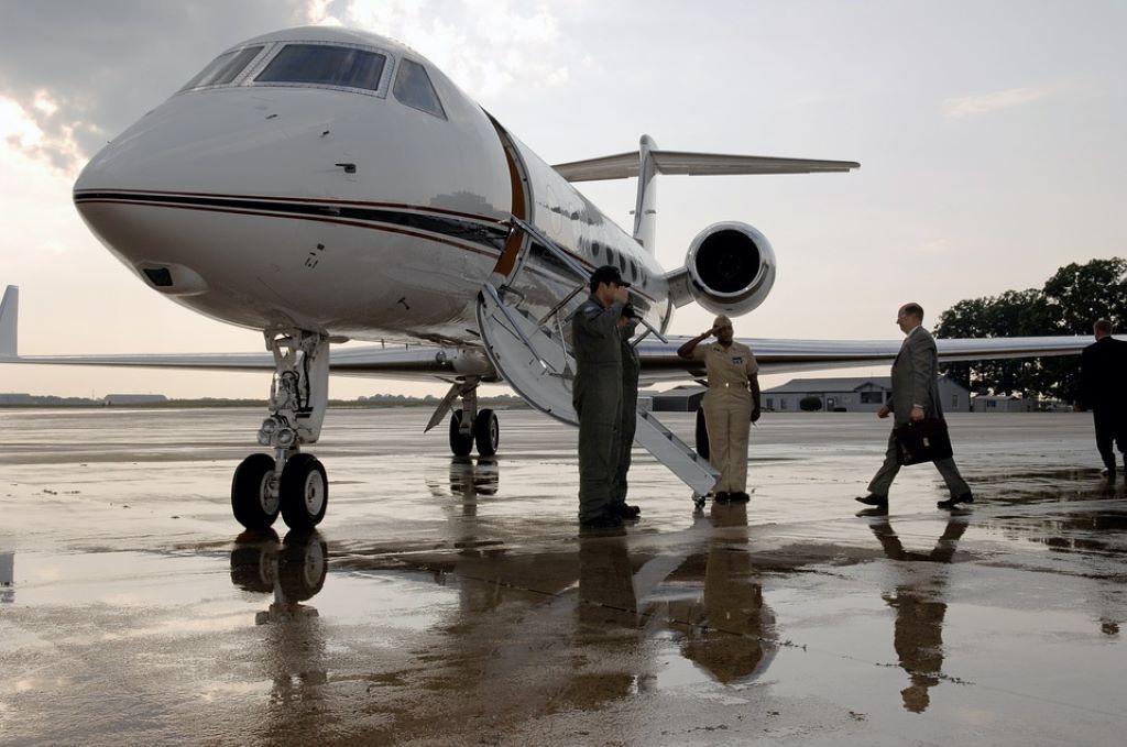 How much does it cost to fly a corporate jet?
